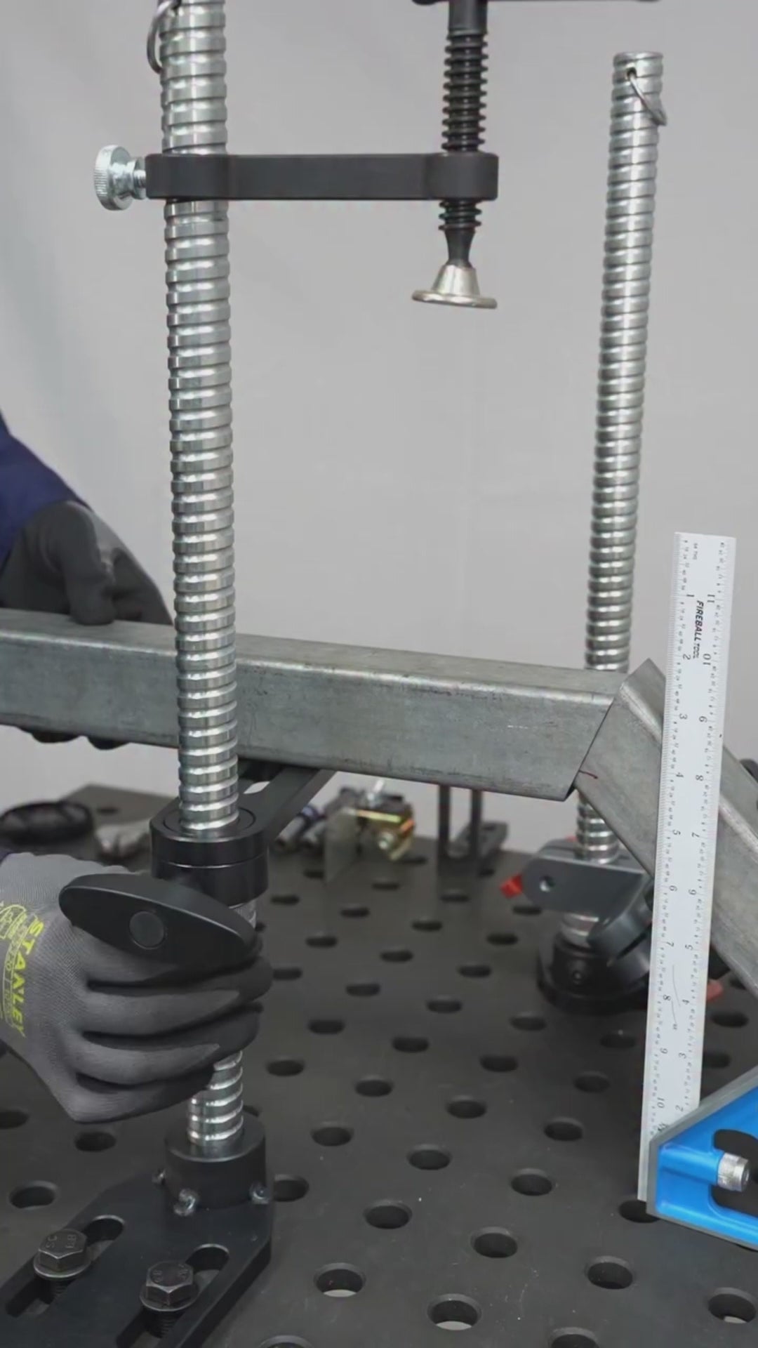 Video laden: Screw Positioning Clamp 300 and 500 mm